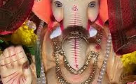 Mrunal Thakur brings Bappa home, keeps the mood intimate and warm