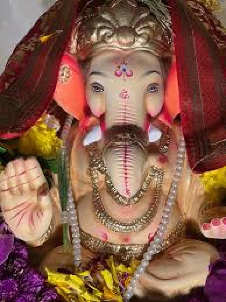 Mrunal Thakur brings Bappa home, keeps the mood intimate and warm